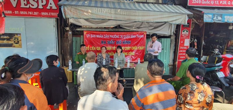 RA MẮT MÔ HÌNH TỔ LIÊN GIA AN TOÀN PHÒNG CHÁY CHỮA CHÁY HỘ NHÀ Ở KẾT HỢP SẢN XUẤT KINH DOANH TẠI TỔ DÂN PHỐ 43, KHU PHỐ 4, PHƯỜNG 26